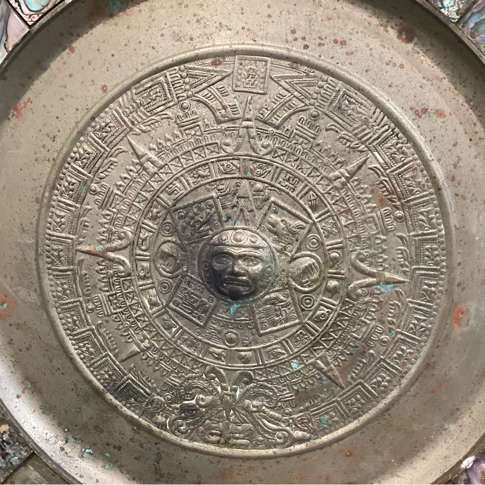 🟡 Vintage - Mayan / Aztec Calendar Wall Hang - Silver or Brass w/ Abalone Shell - Picture 3 of 9